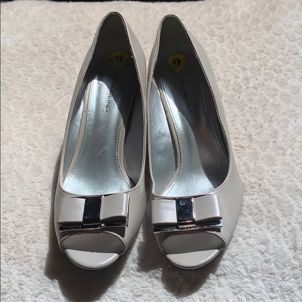 Bow taupe wedges